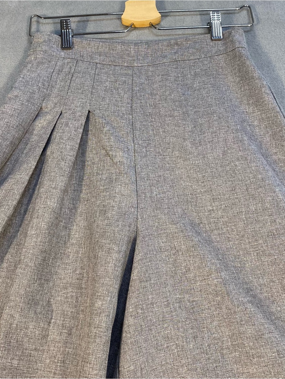 Women’s Wide Leg Pleated Women's Pants in Light Gray, side zipper, size 4 - Picture 2 of 8